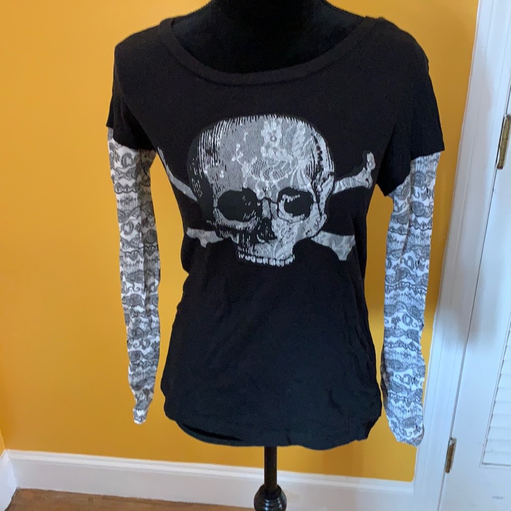 Skull and crossbones shirt sz lg